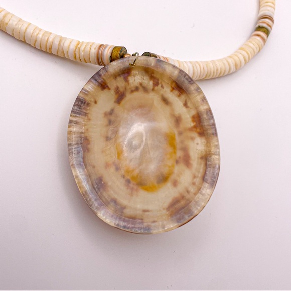 Vintage Limpet Pendant Necklace with Shell Heishi Beads and Barrel Closure - Picture 8 of 8